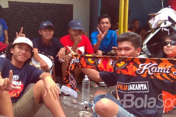 Beberapa anggota Jakmania saat berada di kantor Arema FC pada 14 September 2017, sebelum melanjutkan perjalanan ke Bali.