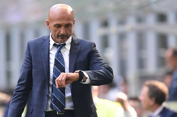 Pelatih Inter Milan, Luciano Spalletti, melihat jamnya dalam laga Liga Italia kontra Parma di Stadion Giuseppe Meazza, Milan, Italia pada 15 September 2018.