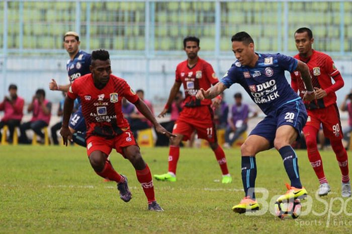 Juan Pablo Pino saat pertandingan Liga 1 Pekan 20 Arema vs Persiba Balikpapan di Stadion Kanjuruhan, Jawa Timur (18/8/2017).