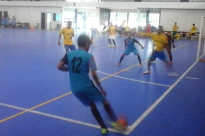 Petandingan uji coba antara tim PON Sumatera Barat menghadapi juara Liga Futsal Nusantara (LFN) 2015 Sumbar, PSR FC Padang.
