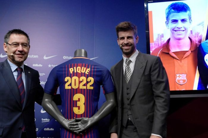 Bek FC Barcelona, Gerard Pique (kanan), berpose bersama Presiden Barcelona, Josep Maria Bartomeu, dalam acara pengumuman perpanjangan kontrak dirinya di Stadion Camp Nou, Barcelona, Spanyol, pada 29 Januari 2018.
