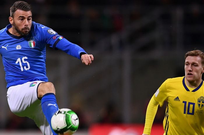 Aksi bek tim nasional Italia, Andrea Barzagli (kiri), saat berduel dengan pemain Swedia, Emil Forsberg, dalam laga leg 2 play-off Kualifikasi Piala Dunia 2018 di Stadion Giuseppe Meazza, Milan, Italia, pada 13 November 2017.
