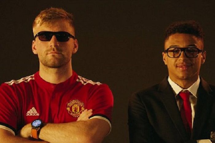 Pemain Manchester United, Luke Shaw dan Jesse Lingard, bergaya memakai kacamata ala agen Kingsman.
