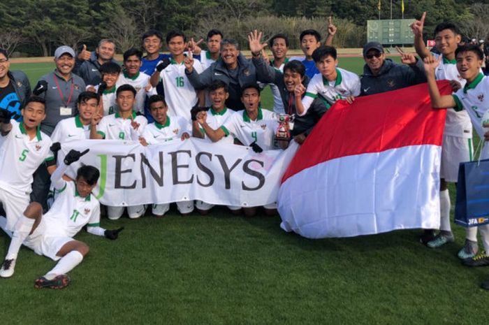 Suka cita pemain timnas U-16 Indonesia bersama pelatih dan ofisial seusai mengalahkan timnas U-16 Vietnam pada final turnamen Jenesys 2017 di Jepang pada Senin (12/3/2018) siang waktu setempat.