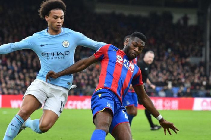 Leroy Sane dan Timothy Fosu-Mensah bertarung memperebutkan bola pada pertandingan Liga Inggris di Selhurst Park, Minggu (31/12/2017).