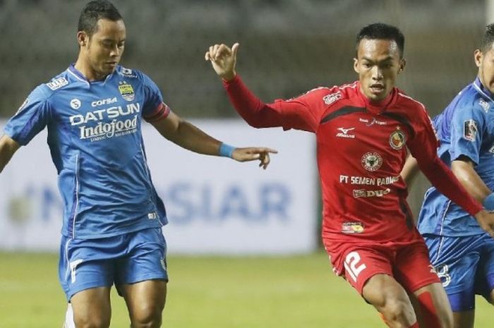 Kapten Persib Bandung, Atep, berduel dengan pemain Semen Padang, Adi Nugroho, pada laga perebutan peringkat ketiga Piala Presiden 2017 di Stadion Pakansari, Cibinong, Kab Bogor, pada Sabtu (11/3/2017).
