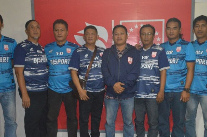 Jajaran tim manajemen dan pelatih Persis Solo Yunior.
