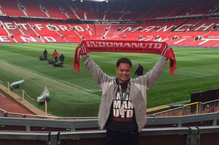 Ketua Umum Indonesia Manchester United, Rachmat Adhitnya Zulfan, saat mengunjungi Stadion Old Trafford, Manchester, Inggris, sehari sebelum laga Premier League 2015-2016 menghadapi Aston Villa pada 13 April 2016.