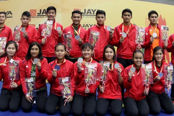Timnas bulu tangkis Indonesia berpose dengan medali perak yang didapat setelah dikalahkan Korea 2-3 pada final beregu Kejuaraan Asia Junior 2017 yang berlangsung di Jaya Raya Sports Hall Training Center, Jakarta, Selasa (25/7/2017).