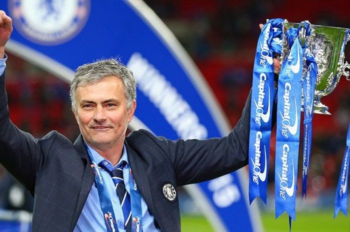 Manajer Chelsea, Jose Mourinho, berpose bersama trofi Piala Liga usai memenangi laga final melawan Tottenham Hotspur di Stadion Wembley, London, (1/3/2015).