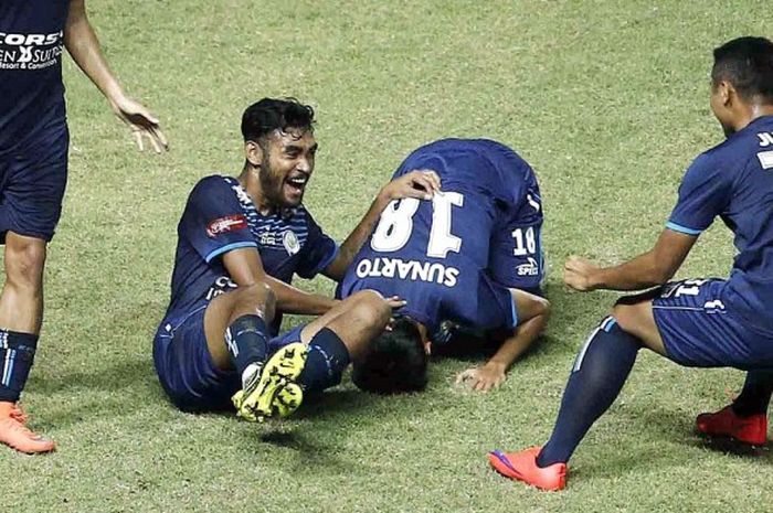 Para pemain Arema Cronus merayakan gol yang dicetak Sunarto saat Arema mengalahkan Persib di final Piala Bhayangkara 2016 di stadion Gelora Bung Karno, Jakarta, 3 April 2016.