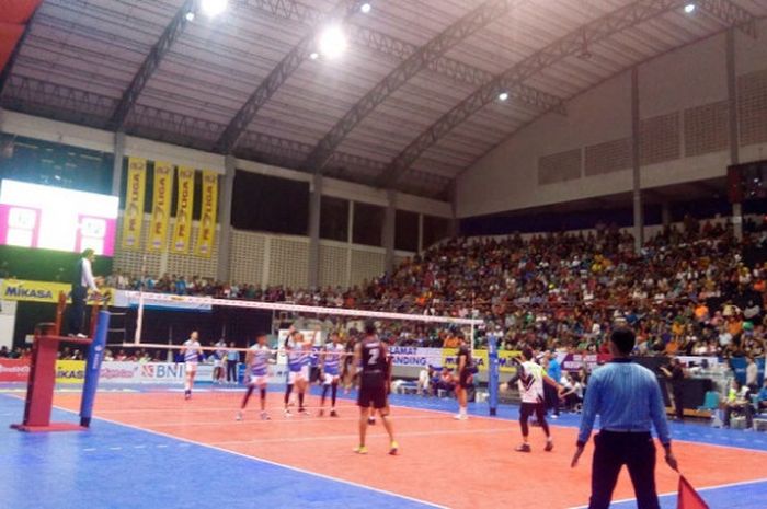 Tim bola voli putra Palembang Bank SumselBabel (kiri) menghadapi Jakarta Pertamina Energi pada putaran kedua final four Proliga 2018 di GOR Sritex Arena, Solo, Sabtu (7/4/2018).