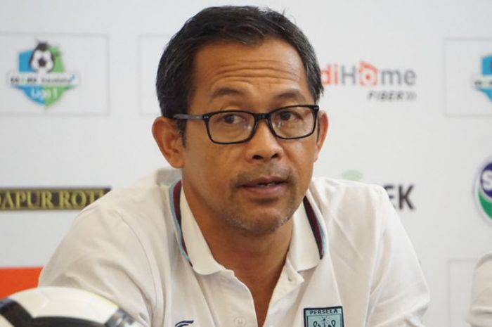 Pelatih Persela Lamongan, Aji Santoso, dalam sesi konferensi pers pada Sabtu (28/4/2018) menjelang laga kontra PSMS Medan.