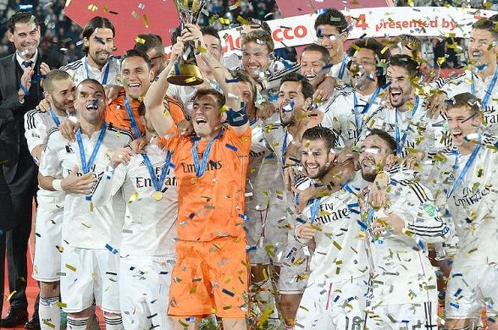 Pemain dan ofisial Real Madrid melakukan perayaan usai menjuarai Piala Dunia Antarklub di Stadion Marrakesh, Moroccan city, pada 20 Desember 2014.  Di partai final Madrid mengalahkan klub asal Argentina, San Lorenzo, dengan skor 2-0.