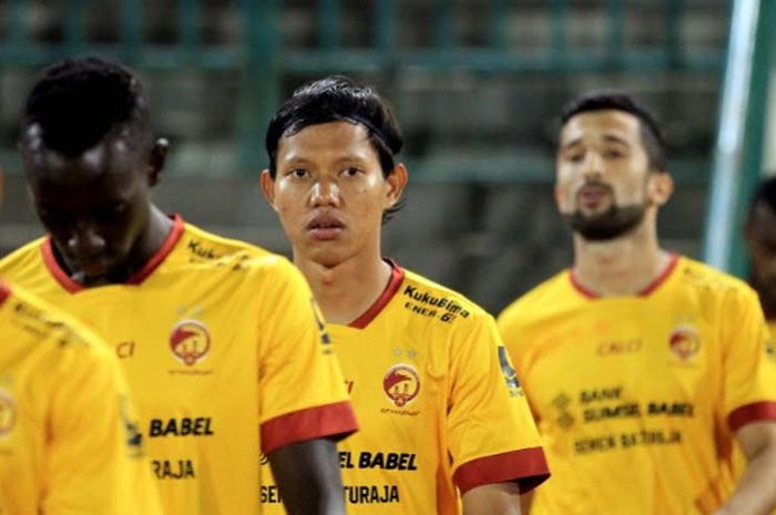 Gelandang Sriwijaya FC Adam Alis (tengah) jelang laga babak 8 besar Piala Presiden kontra Arema FC