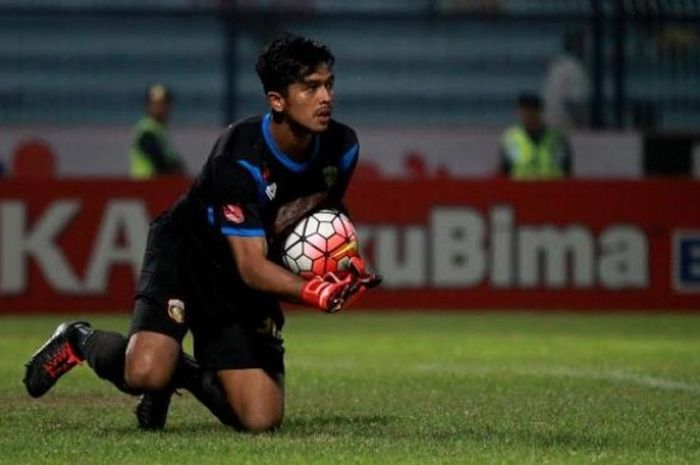 Kiper Thomas Ryan Bayu saat jadi bagian kemenangan Bhayangkara Surabaya United (BSU) atas tuan rumah Persela di Stadion Surajaya, Lamongan pada Jumat (19/8/2016) malam. 