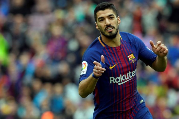 Luis Suarez melakukan selebrasi setelah mencetak gol ke gawang Valencia pada laga lanjutan Liga Spanyol di Stadion Camp Nou, Sabtu (14/4/2018) malam WIB.