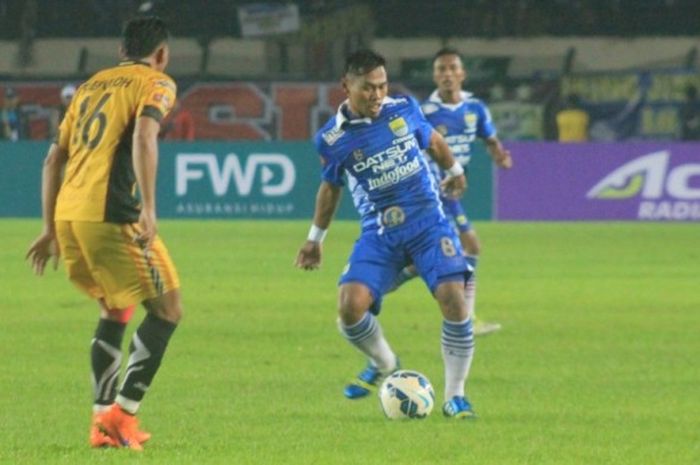 Aksi pemain bertahan Persib Bandung, Tony Sucipto, dalam pertandingan pembuka Piala Bhayangkara menghadapi Mitra Kukar di Stadion Si Jalak Harupat, Soreang, Kabupaten Bandung, pada Kamis (17/3/2016).