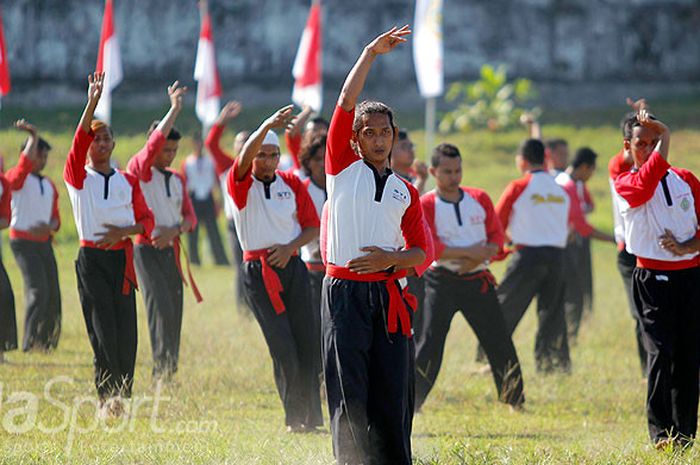 Pesilat Silat Tauhid Indonesia (STI) memamerkan jurus-jurus silat pada acara latihan bersama di Stadion Kridosono, Yogyakarta, Minggu (6/5/2018) dalam rangka Hari Ulang Tahun (HUT) ke-26 perguruan tersebut.