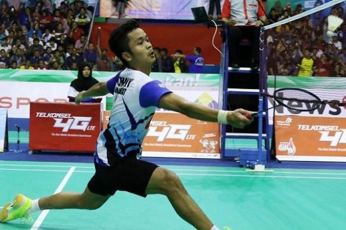 Pebulu tangkis tunggal putra Jabar, Anthony Sinisuka Ginting, sedang mengembalikan kok ketika tampil pada partai pertama final beregu putra PON 2016 melawan Jateng  yang berlangsung di GOR Bima, Cirebon, Jumat (23/9/2016).