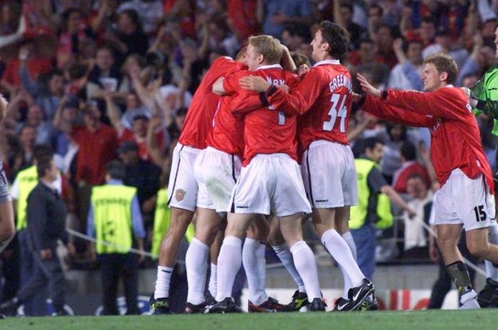 Pemandangan kontras beberapa detik setelah bubaran pertandingan final Liga Champions antara Manchester United versus FC Bayern, 26 Mei 1999.