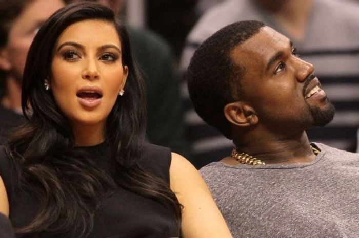 Kim Kardashian bersama Kanye West menghadiri laga Denver Nuggets vs Los Angeles Clippers di Staples Center, 25 Desember 2012.