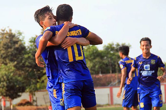 Pemain Persiba Balikpapan merayakan gol saat melawan Persigo Semeru FC pada laga lanjutan Liga 2 2018 di Stadion Semeru Lumajang, Minggu (9/9/2018).