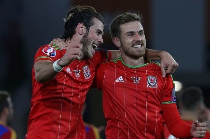 Dua pemain Wales, Gareth Bale (kiri) dan Aaron Ramsey, melakukan selebrasi usai mengalahkan Andorra pada laga kualifikasi Piala Eropa 2016 di Stadion Cardiff City, 13 Oktober 2015. 