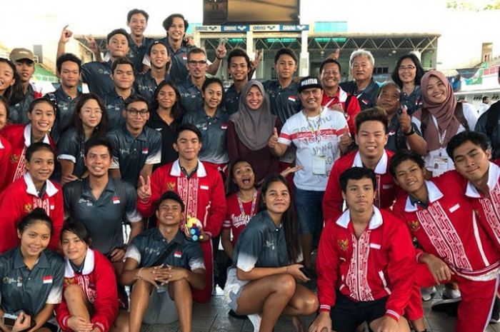 Tim renang Indonesia berpose setelah memastikan diri sebagai juara umum pada ASEAN School Games 2018 yang berlangsung di Ehsan Aquatic Centre, Selangor Malaysia, Rabu (25/7/2018).
