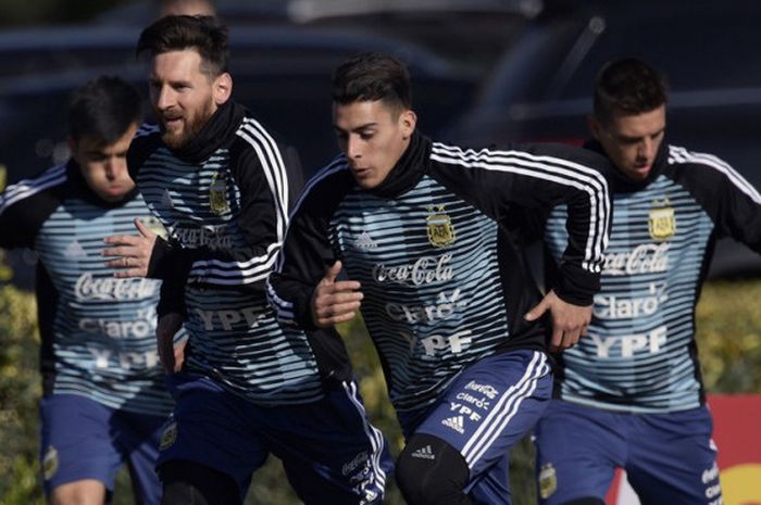 Megabintang Argentina, Lionel Messi (kedua dari kiri), berlari bersama Cristian Pavon dalam sesi latihan di Ezeiza, Buenos Aires, Argentina pada 23 Mei 2018.