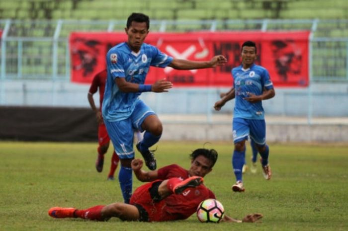 Pemain PSCS Cilacap, Saiful Bahri (kiri) mencoba menghindari tekel pilar Persipur Purwodadi dalam lanjutan laga Grup H Play-off Liga 2 musim 2017 di Stadion Kanjuruhan, Kabupaten Malang, Minggu (15/10/2017). 