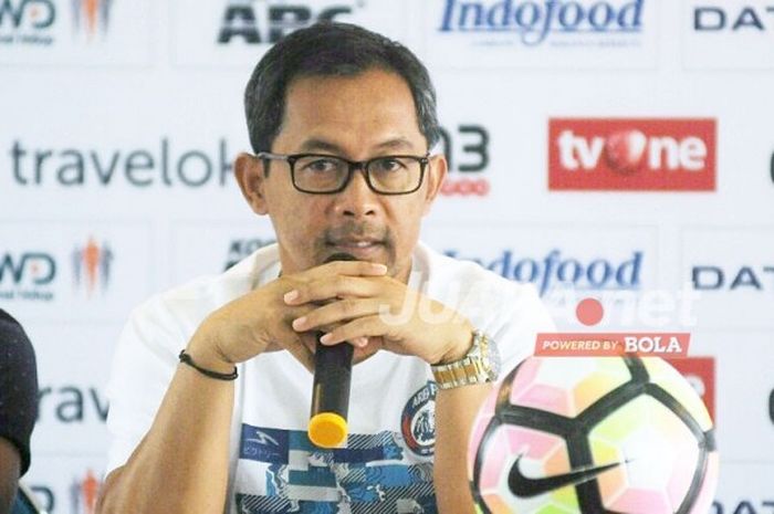 Pelatih Arema FC Aji Santoso meladeni pertanyaan wartawan dalam sesi konferensi pers di Graha Persib, Jalan Sulanjana, Kota Bandung pada Jumat siang (14/4/2017).