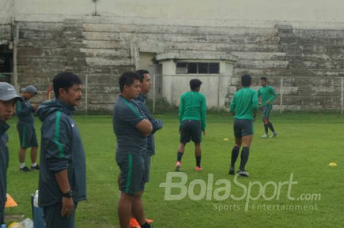 Indra Sjafrie dan tim pelatih timnas U-19 Indonesia menyaksikan latihan anak asuhnya di Stadion Padonmar, Yangon pada Minggu (10/9/2017).