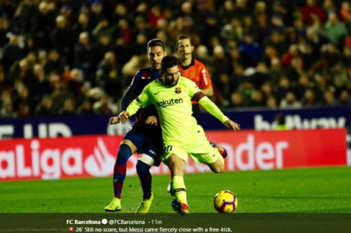 Lionel Messi saat akan melepaskan tendangan,  dalam laga pekan ke-16 Liga Spanyol melawan Levante di Stadion Ciutat de Valencia, Valencia, Minggu (16/12/2018) waktu setempat atau Senin pukul 02.45 dini hari WIB.