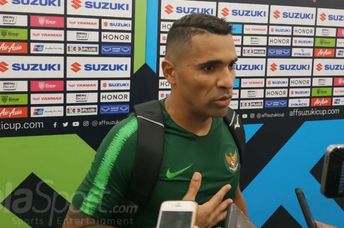 Penyerang timnas Indonesia, Alberto Goncalves menjawab pertanyaan wartawan di mixed zone Stadion Utama Gelora Bung Karno, Senin (12/11/2018).