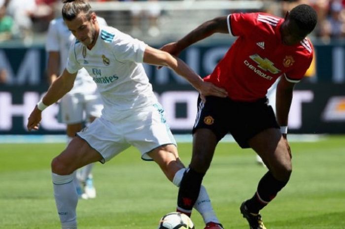 Timothy Fosu-Mensah berebut bola dengan Gareth Bale saat Manchester United lakoni laga uji coba melawan Real Madrid, 23 Juli 2017. 