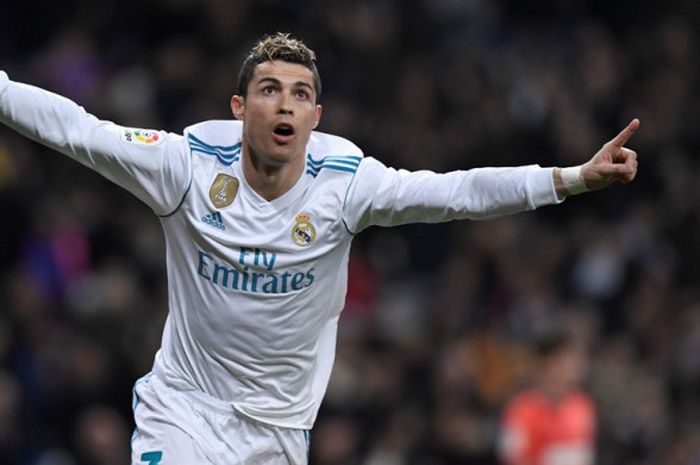 Megabintang Real Madrid, Cristiano Ronaldo, merayakan gol yang dia cetak ke gawang Real Sociedad dalam laga Liga Spanyol di Stadion Santiago Bernabeu, Madrid, pada 10 Februari 2018.