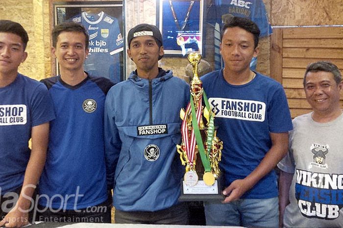 Manajer Fanshop FC, Firman (tengah) didampingi pemain dan official Fanshop FC menunjukan Trofi Piala Menpora regional Jawa Barat di toko The Original Viking Fanshop, Jalan Bengawan, Kota Bandung, Selasa (22/8/2017).