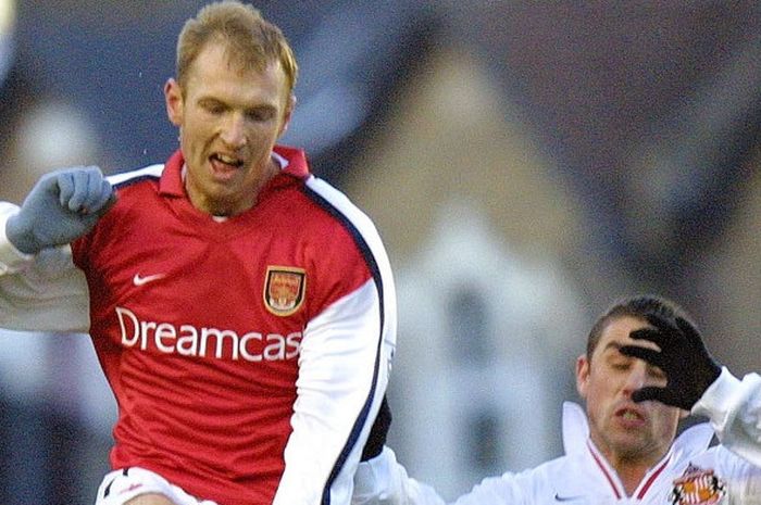 Bek asal Latvia yang membela Arsenal, Igors Stepanovs, bertarung memperebutkan bola dengan striker andalan Sunderland, Kevin Phillips, saat kedua tim bertemu pada 30 Desember 2000.