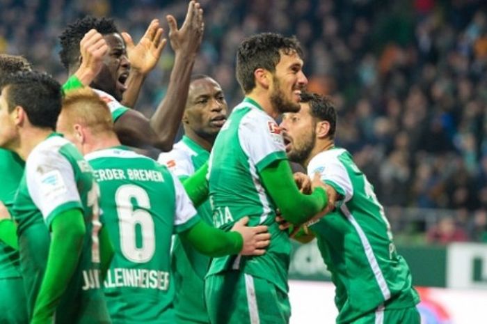 Para pemain Werder Bremen merayakan gol mereka ke gawang Hertha Berlin dalam duel Bundesliga, 30 Januari 2016.