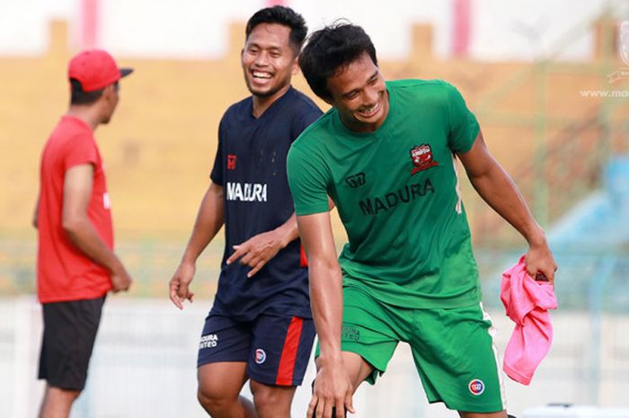 Dua Pemain Anyar Madura United, Andik Vermansah (Kiri) dan Muhammad Ridho dalam Sesi Latihan Perdana Timnya di Stadion Gelora Bangkalan, Madura pada Selasa (15/1).