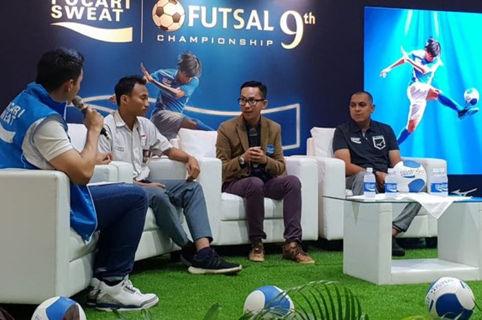 Kapten Tim Futsal SMA 8 Bekasi, Alif Setyo Punggul (kiri), Director PT Amerta Indah Otsuka, Ricky Suhendra (tengah), dan Pelatih dan Guru Olahraga SMK 8 Bekasi, Usman Alatas (kanan), melakukan sesi tanya jawab pada konferensi pers pocari sweat, Selasa (13/10/2018). 