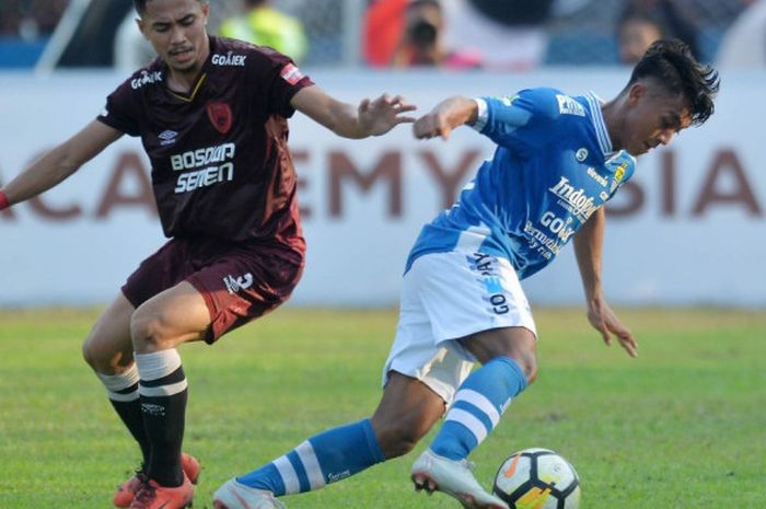 Pemain Persib Bandung, Febri Haryadi, melewati pemain PSM Makassar, Reva Adi, pada laga Liga 1 2018 di Stadion Andi Mattalatta, Makassar, Rabu (24/10/2018).