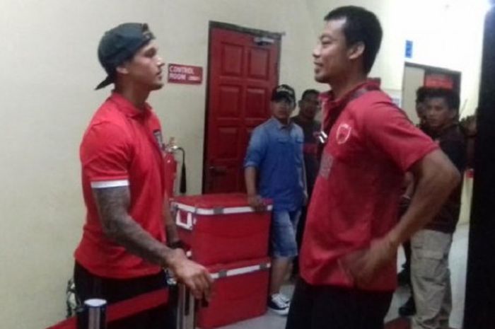 Penyerang Irfan Bachdim bertemu dengan Hamka Hamzah seusai pertandingan antara Bali United kontra PSM Makassar.