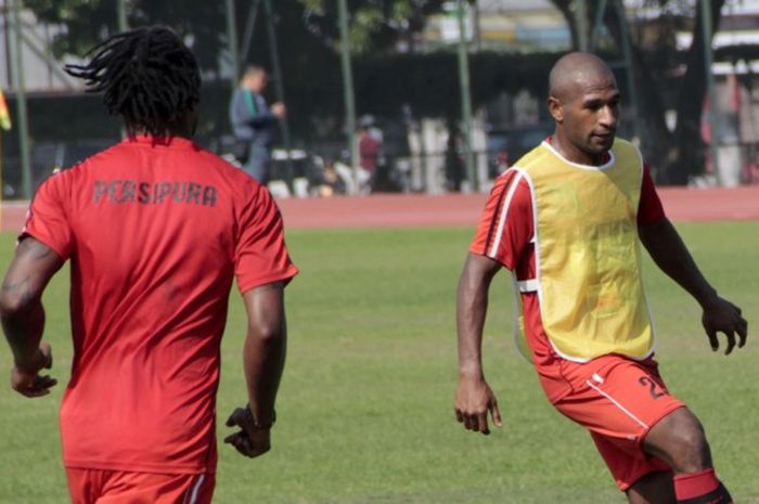 Andri Ibo dkk, para pemain Persipura latihan di Yogyakarta dalam persiapan menghadapi Persija.