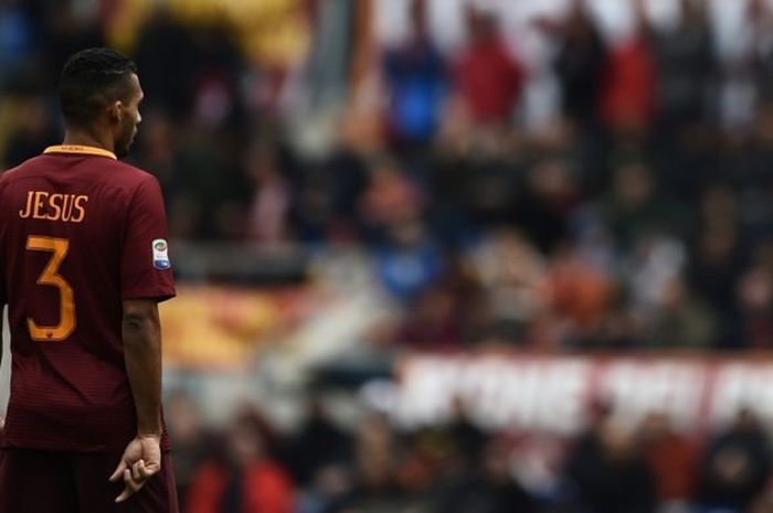 Ekspresi kekecewaan Juan Jesus setelah AS Roma mengalami kekalahan 2-4 melawan Olympique Lyon di pertandingan leg pertama babak 16 besar Liga Europa, Kamis (9/3/2017) waktu setempat. 