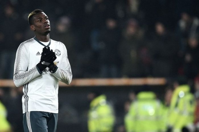 Gelandang Manchester United, Paul Pogba, bertepuk tangan seusai melakoni pertandingan leg kedua semifinal Piala Liga kontra Hull City di Stadion KCOM, Hull, Inggris, 26 Januari 2017.