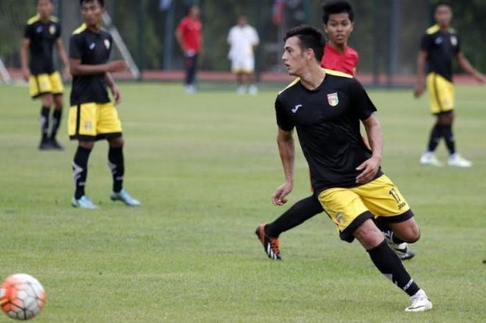 Striker asing Mitra Kukar, Hugo Nicolas Retamal dalam uji coba timnya kontra UNY di lapangan UNY, Yogyakarta pada Jumat (10/2/2017) sore. 