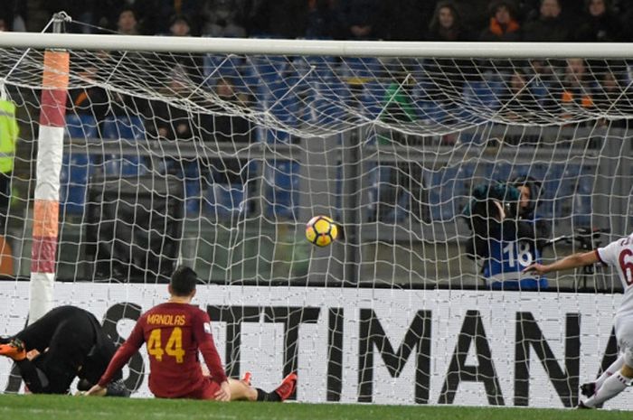 Penyerang AC Milan, Patrick Cutrone (kanan), mencetak gol ke gawang AS Roma dalam laga Liga Italia di Stadion Olimpico, Roma, pada 25 Februari 2018.