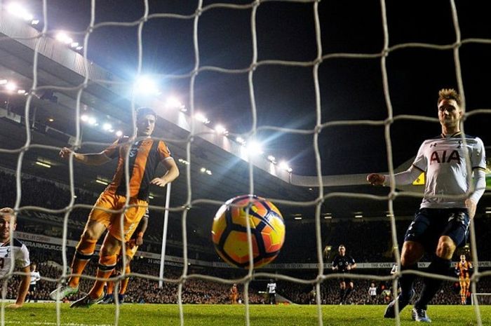 Proses terciptanya gol gelandang serang Tottenham Hotspur, Christian Eriksen (kanan), ke gawang Hull City dalam laga Premier League di Stadion White Hart Lane, London, 14 Desember 2016.